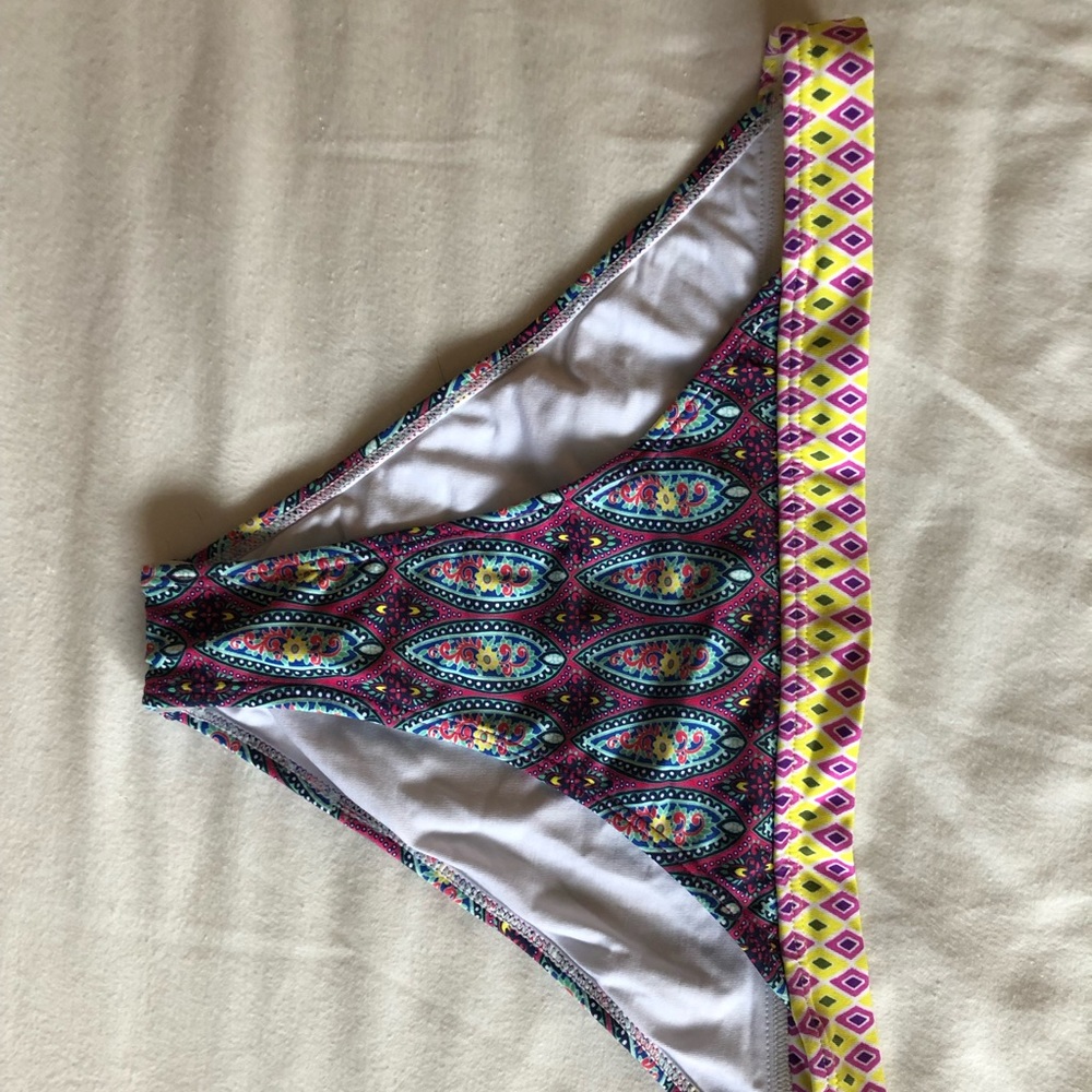 Ondade Mar beautiful patterned bikini bottom, NWT!
